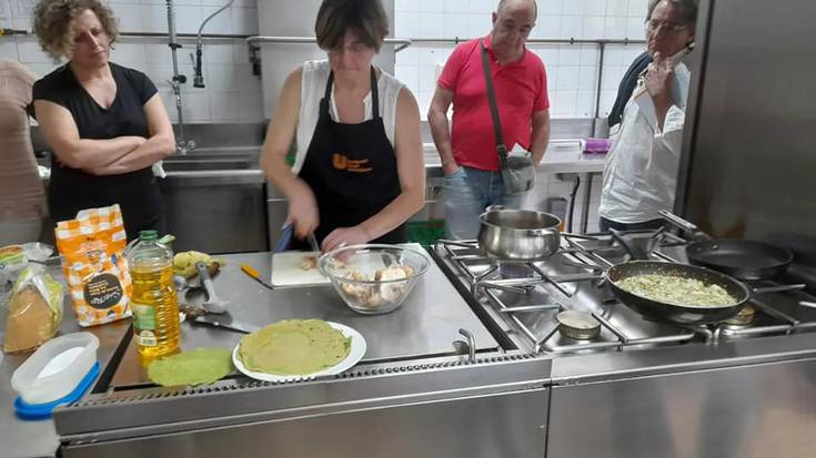 Belen Urrutiarekin plater goxoak egiten ikasten eta dastatzen hasiak dira Lesakan