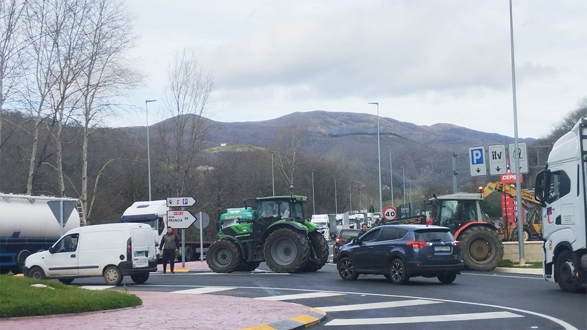 Traktoreak hartuta, gaur ere errepidera atera dira abeltzainak eta nekazariak