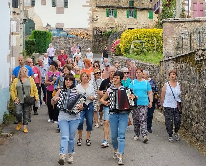 Baztan kantuz ekimenak Anizen eginen du geldialdia igande honetan