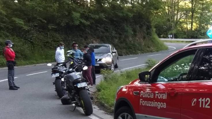 Lau motorzale salatu dituzte Ibardingo bidean «aitzineko gurpila altxatuta» auto kamuflatua aurreratu dutenean