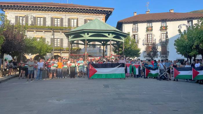 Lesakako zerbitzuen elkarteko ia komertzio eta zerbitzu guztiek bat egin dute biharko lanuztearekin