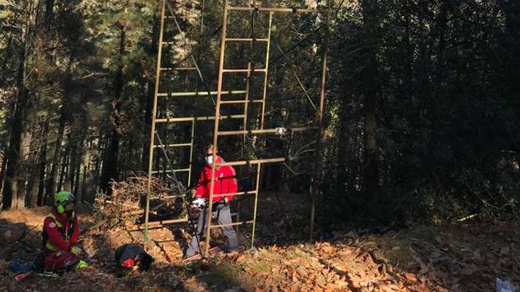 Saldiasen uso-postu batetik erori eta helikopteroz eraman dute ehiztari bat