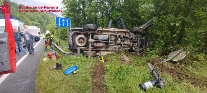 Bi pertsona ospitaleratuak arratsaldean Baztanen izan den auto istripuaren ondorioz