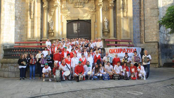 Goizuetako Umore Ona abesbatzak Aurorak abestu ditu aurten ere Hernaniko festetan