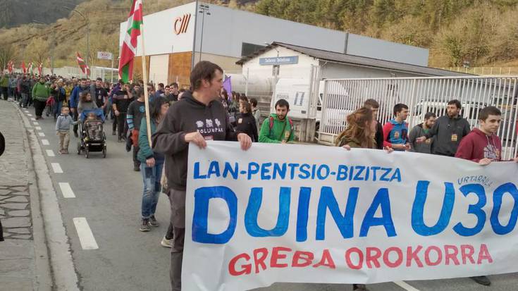 Lan, pentsio eta bizitza duinaren aldeko manifestazio arrakastatsua Donezteben