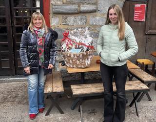 Tantirumairu euskal folklore taldearen eguberrietako saskia Mari Jose Alzugarairi egokitu zaio