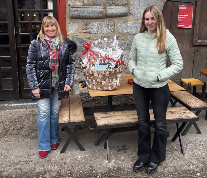 Tantirumairu euskal folklore taldearen eguberrietako saskia Mari Jose Alzugarairi egokitu zaio