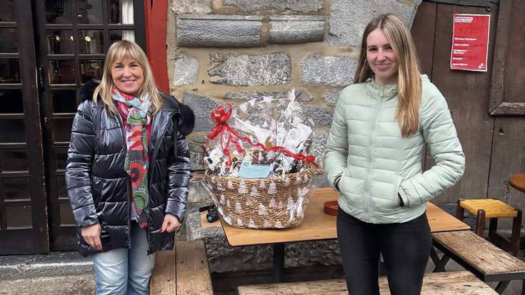 Tantirumairu euskal folklore taldearen eguberrietako saskia Mari Jose Alzugarairi egokitu zaio