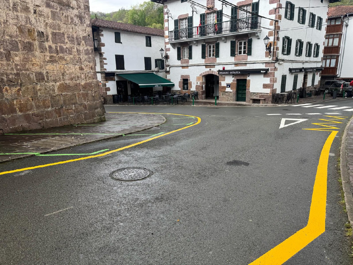 Etxalarko plazaren inguruan trafikoa arautzeko lehen pausoak eman dituzte
