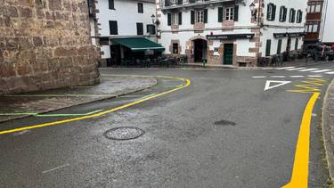 Etxalarko plazaren inguruan trafikoa arautzeko lehen pausoak eman dituzte