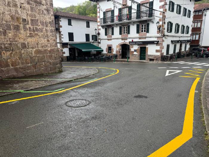 Etxalarko plazaren inguruan trafikoa arautzeko lehen pausoak eman dituzte
