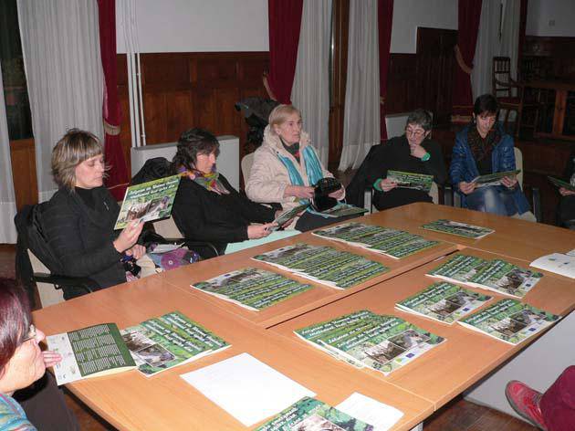 ‘Emakumeak busti egiten dira’ egutegia kalean da 