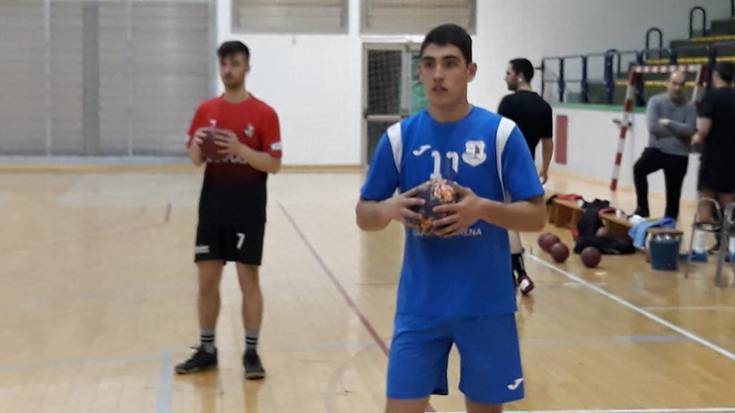 Erreka eskubaloi taldean ari zen Oier Berasategik Espainiako lehen mailan ari den San Antonio taldean jokatuko du aurten