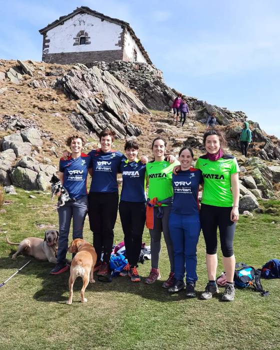 Ados pilota elkarteko pilotariak Malerrekako mendietan