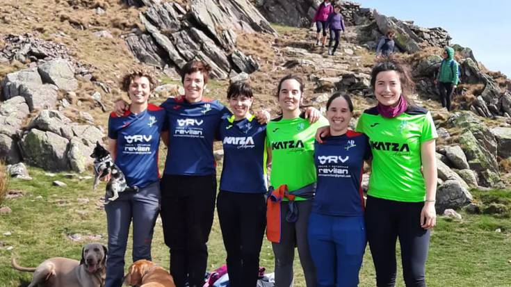 Ados pilota elkarteko pilotariak Malerrekako mendietan