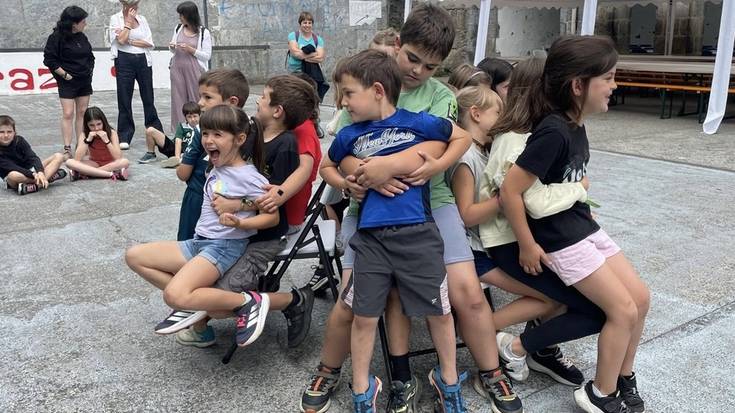 [ARGAZKIAK] Eskolarteko Topaketen 25. urteurreneko festa Areson