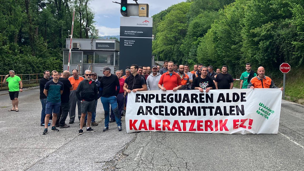 Enpresak kanporatutako lankidea berriz hartzeko eskatu dute Arcelor Mittaleko langileek Lesakan