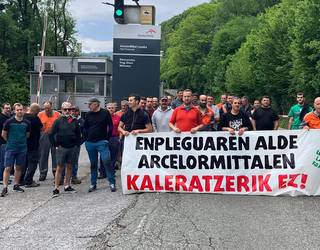 Enpresak kanporatutako lankidea berriz hartzeko eskatu dute Arcelor Mittaleko langileek Lesakan