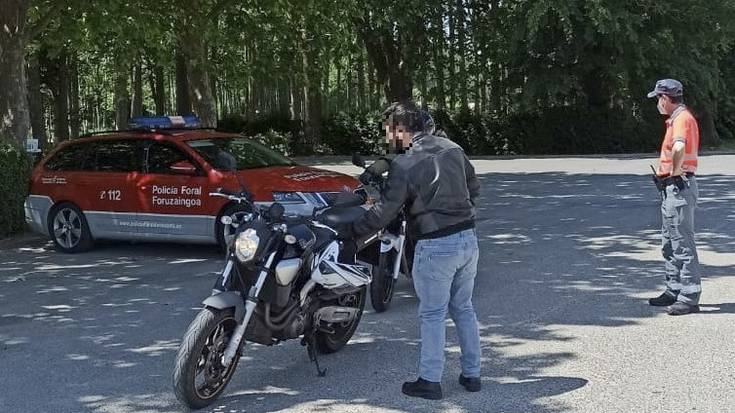 Motoa lapurtzen ari zitzaizkiola erranez Foruzaingora deitu du eta, gezurretan harrapatu dutenean, bigarren salaketa bat jarri diote