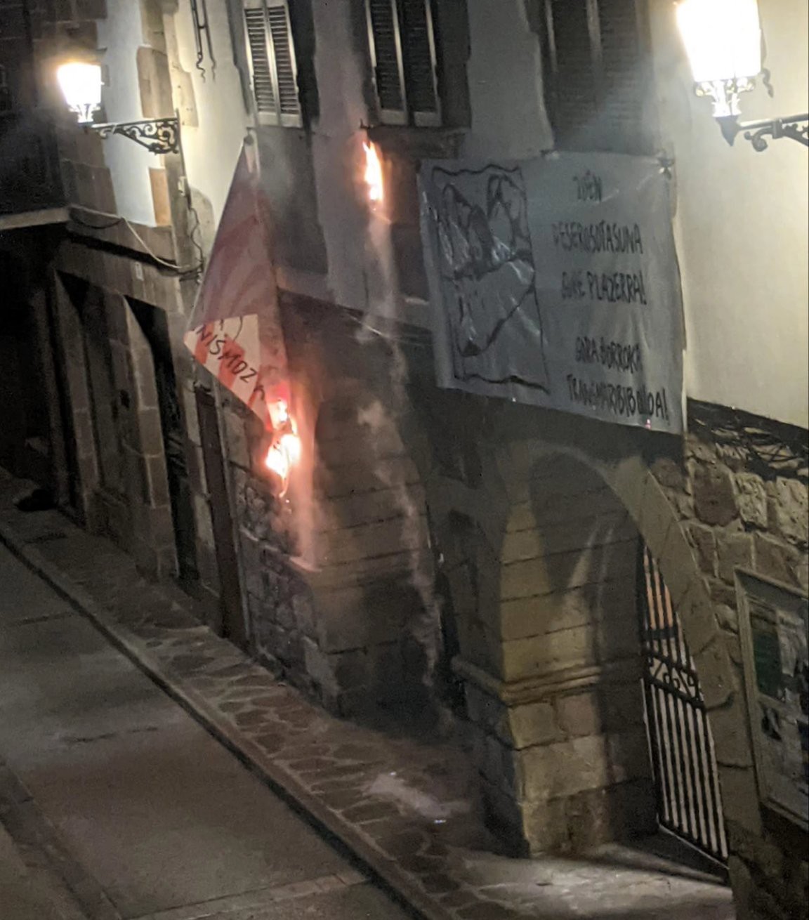 Doneztebeko bestetan paratuak zituzten parkartak erre dizkietela salatu du Lapaitza Gazte Asanbladak