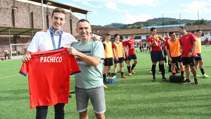 Alavesen ariko da denboraldi honetan Jon Pachecho futbolari elizondoarra