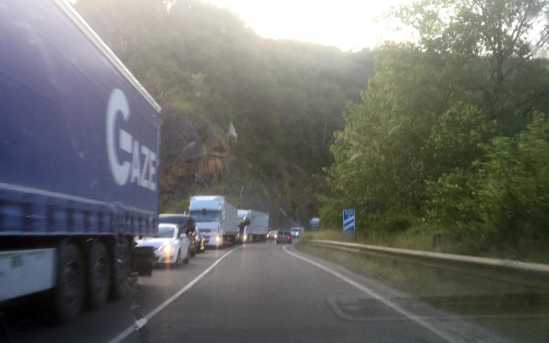 Zolaberritze lanak direla eta auto-ilarak sor daitezke Bera inguruan