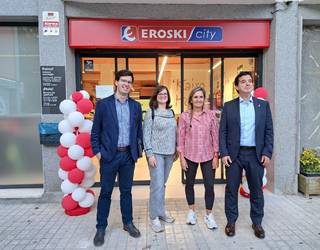 Lesakako bi denda bisitatu ditu Mikel Irujo kontseilariak eta Bortzirietako Geroa Baik Lorpen enpresari emandako dirulaguntza balioetsi du