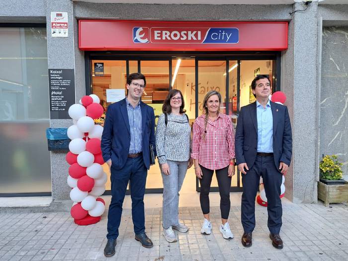 Lesakako bi denda bisitatu ditu Mikel Irujo kontseilariak eta Bortzirietako Geroa Baik Lorpen enpresari emandako dirulaguntza balioetsi du