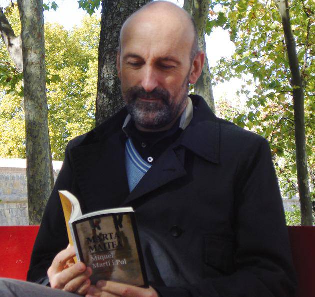 Martí i Pol poeta kataluniar ospetsuaren liburu bat euskaratu du Joxemari Sestorainek
