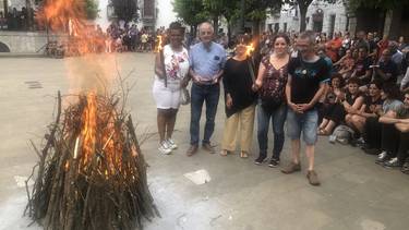 Solaslagunek piztu dute udako solstizioko sua Lesakan