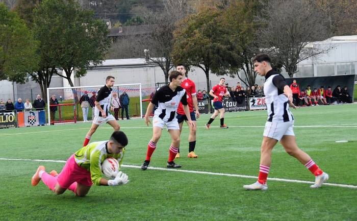 Baztanen kontrako futbol derbian puntu bat aski du Doneztebek historian lehen aldiz hirugarren mailara igateko