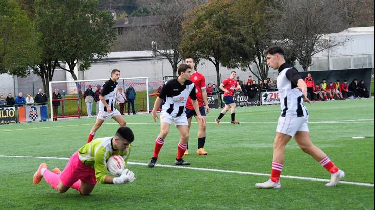 Baztanen kontrako futbol derbian puntu bat aski du Doneztebek historian lehen aldiz hirugarren mailara igateko