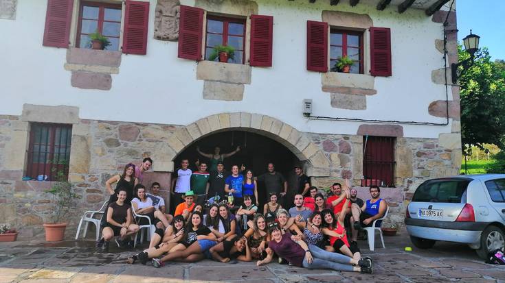 Umore ederrean segitzen dute Narbarteko bestetan