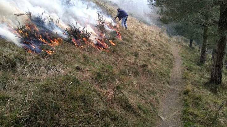 Azken bi asteburuotan larreak erretzen aritu dira Arantzan