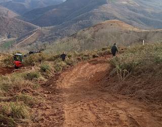 Frainen mendi bizikletako jaitsiera pista eraikitzen hasi dira Igantziko Udala eta Bikedasoa elkartea