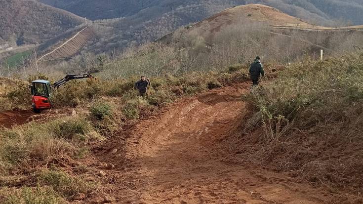 Frainen mendi bizikletako jaitsiera pista eraikitzen hasi dira Igantziko Udala eta Bikedasoa elkartea