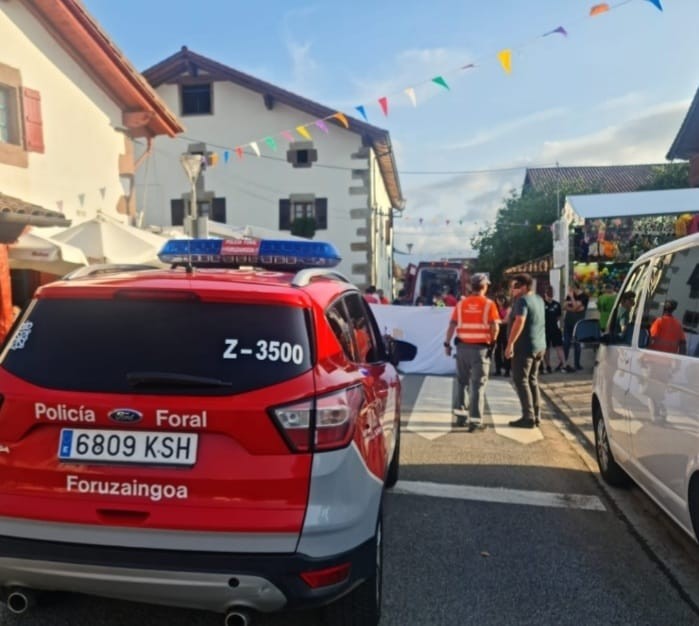 Arizkunen auto batek harrapatu duen emakumea helikopteroan eraman dute ospitalera