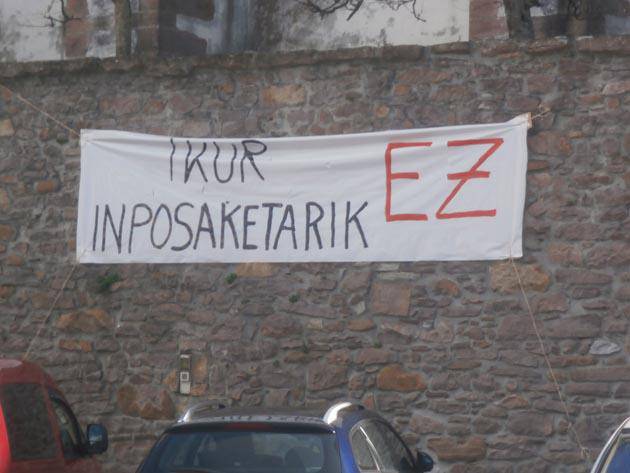 Hiru bandera jarri behar izan dituzte Udaletxean