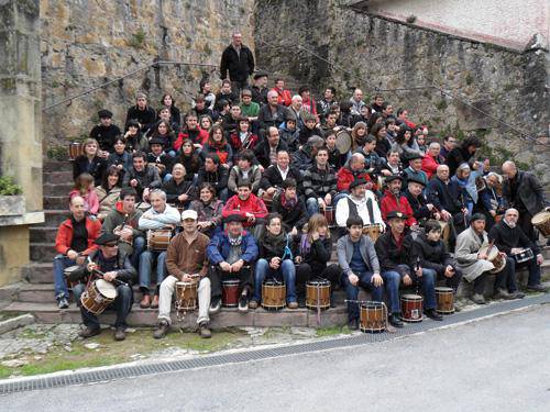90 txistulari auzoz auzo eta karrikaz karrika 