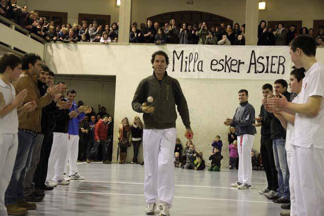Omenaldi handia egin diote Asier Olaizolari