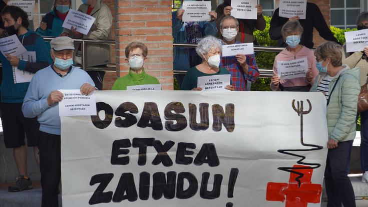 Lesakako Osasun Etxean elkartu dira gaur ere hutsik egin gabe