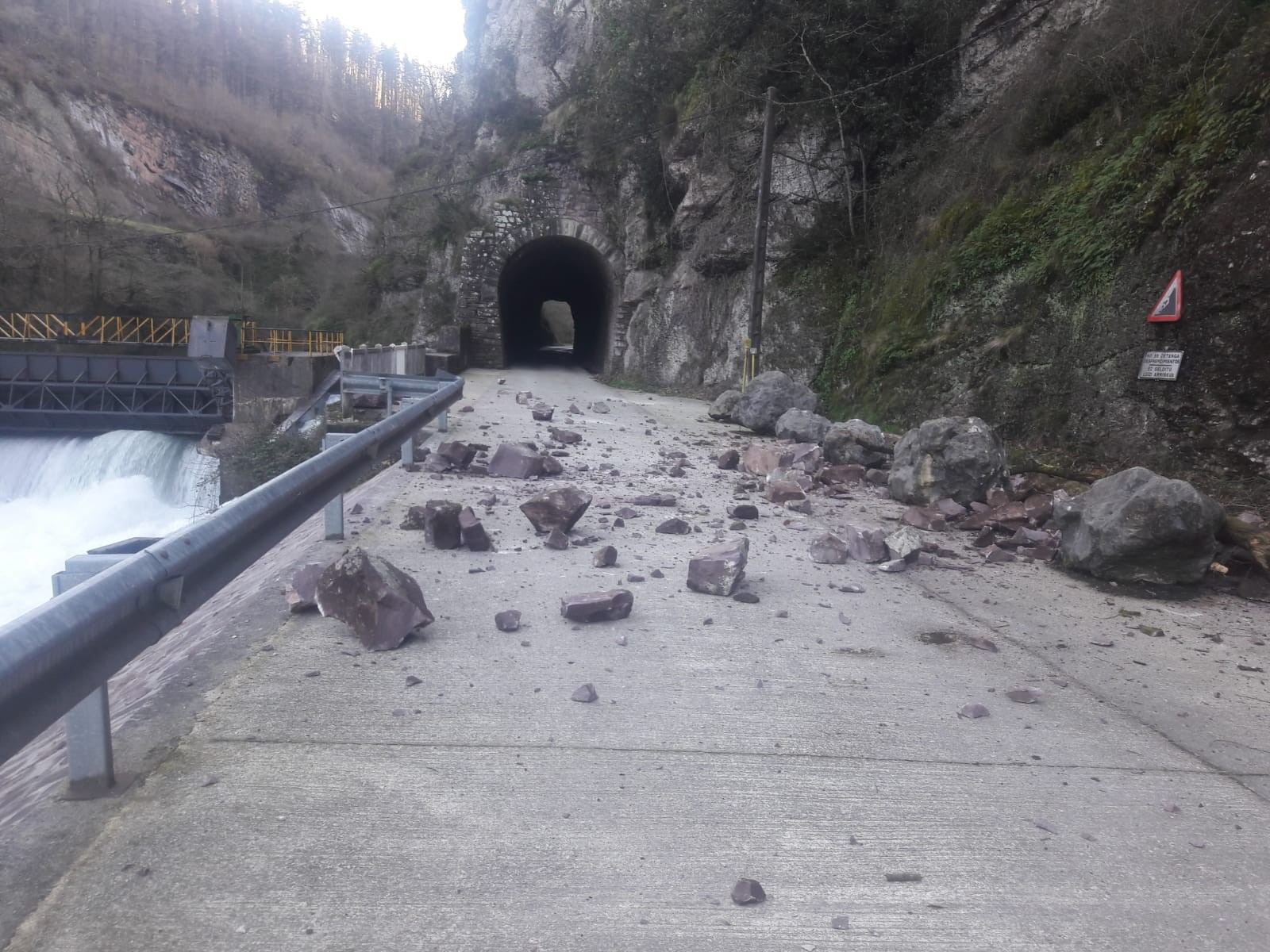 Bide berdea itxita dago