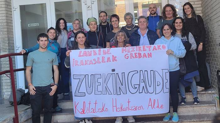 Greba egiten ari diren Lanbide Heziketako irakasleei babesa adierazi diete Doneztebeko eskolako eta institutuko irakasleek