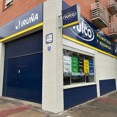 Iruña pneumatikoak fatxadako errotulazioa