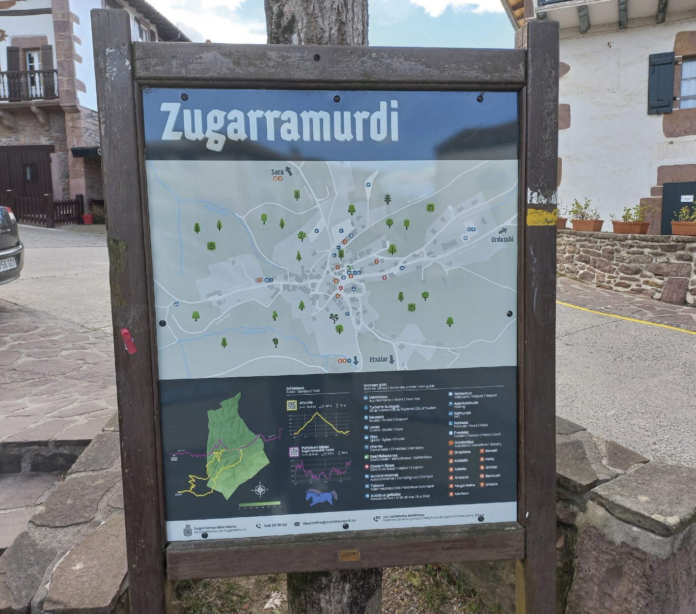 Informazio panelak paratu dituzte Zugarramurdiko plazan eta Etxutean