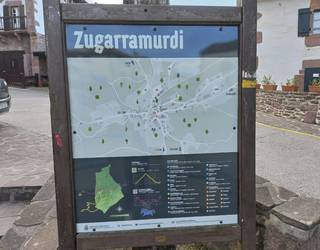 Informazio panelak paratu dituzte Zugarramurdiko plazan eta Etxutean