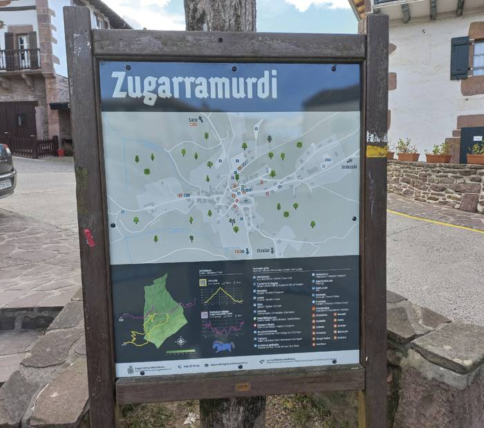Informazio panelak paratu dituzte Zugarramurdiko plazan eta Etxutean