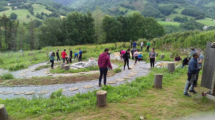 Emakumearen Memoriaren Baratzean auzolanean ari dira Arantzako eskolako ikasleak