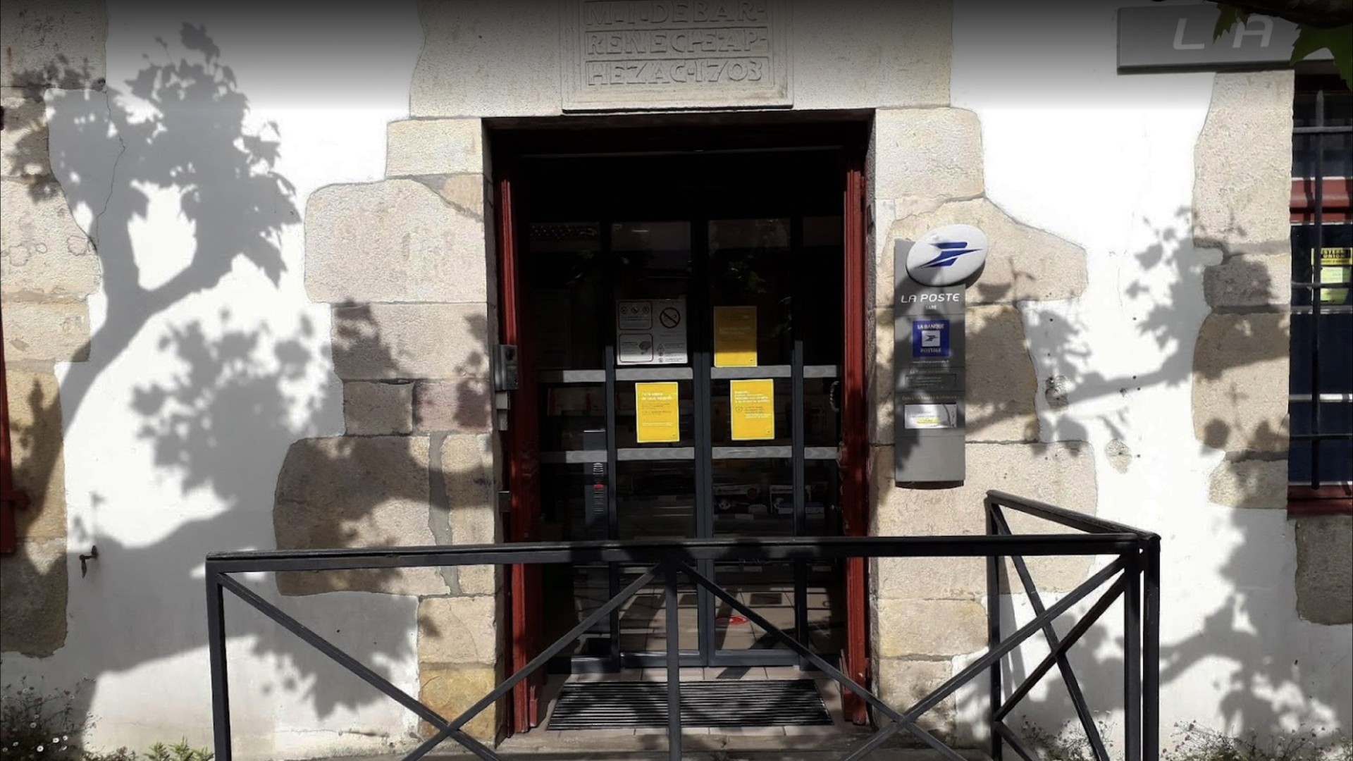 Sarako PostAtxik kolektiboak sinadura bilketa abiatu du Sarako herriko etxean eta komertzioetan