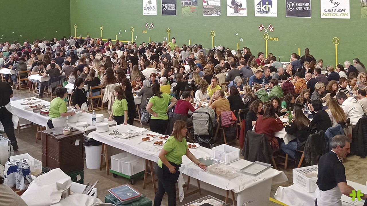 Leitzako Udaberri Festako bazkarirako txartelak salgai jarri dituzte